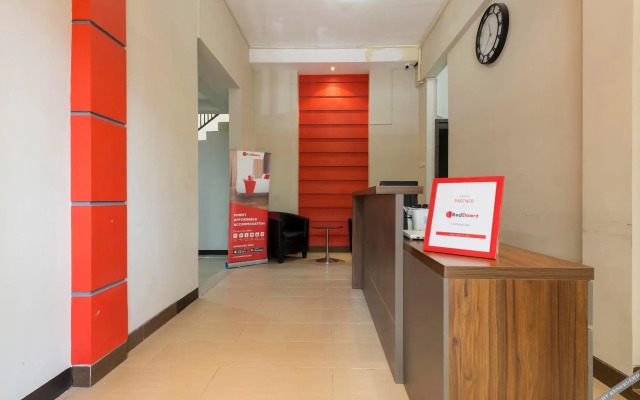 RedDoorz near Grand City Mall 2