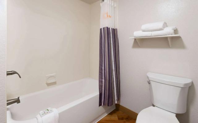 La Quinta Inn by Wyndham Pittsburgh Airport