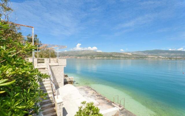 Apartment with a sea view terrace, Čiovo near Trogir