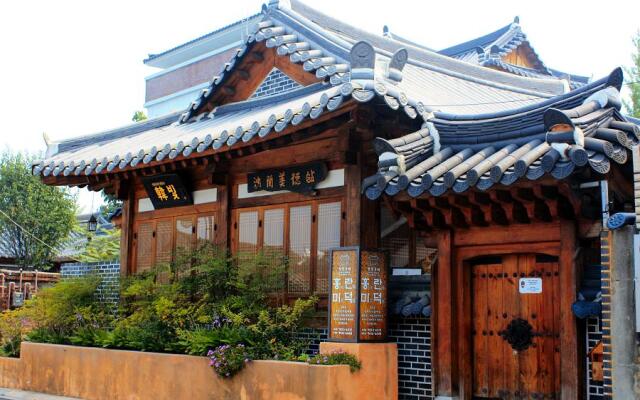 Jeonju Hanok Maeul Hongran Mideok Hanok