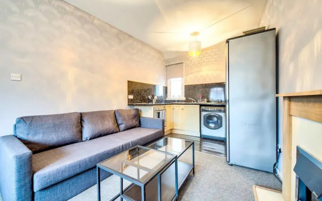 Old Town Edinburgh Apartment: Heart of the Action