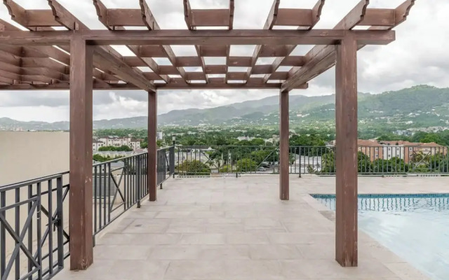 Luxe City Oasis 2BR with Pool & Gym