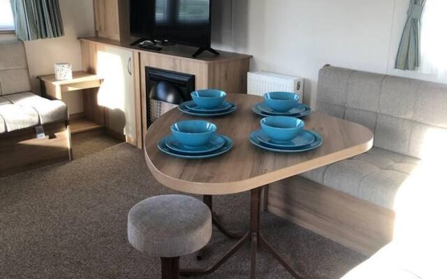 Lovely 3-bed Caravan With Hot Tub in Lincolnshire