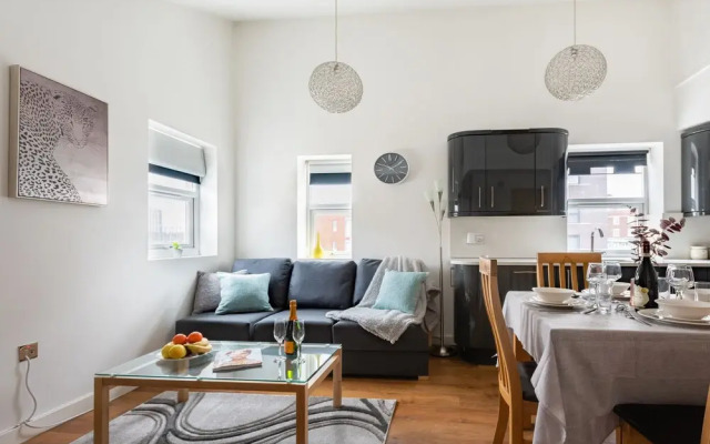 Platinum Apartment in Kensington 9941