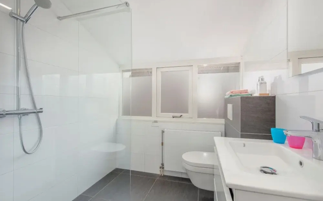 Comfortable Villa with Combi-Microwave in Green Surroundings