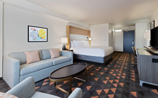 Holiday Inn & Suites Across From Universal Orlando by IHG