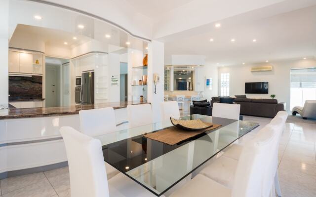 Edgewater on Chevron Waterfront 5 Bedroom Deluxe House Central Surfers