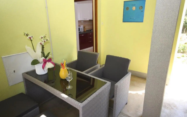 Two bedroom apartment, nice neighborhood, free parking, WiFi