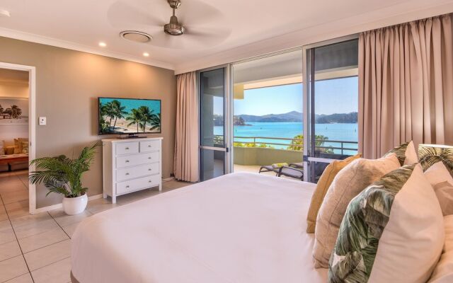 Lagoon 206 on Hamilton Drive