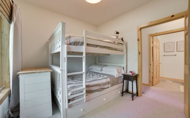 Modern Bellaire Condo: Pool Access, Near Skiing!