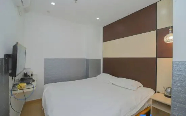 Siyu Select Hotel (Lujiazui Pudian Road Subway Station)