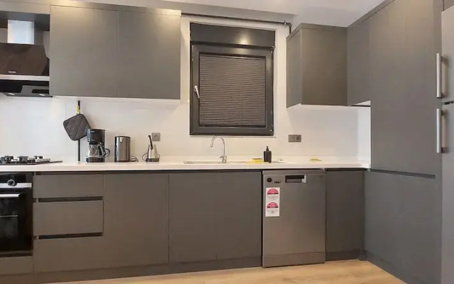 New Flat Large Living Space 4 Close to Lara Beach