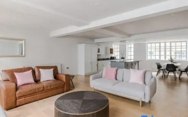 The Eyre Suite Five - Farringdon - by Frankie