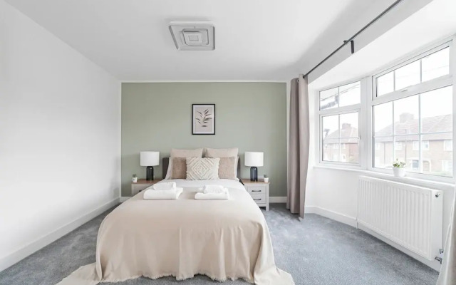 Spacious Room In Morden