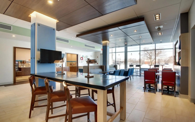 Holiday Inn Express & Suites Galesburg by IHG