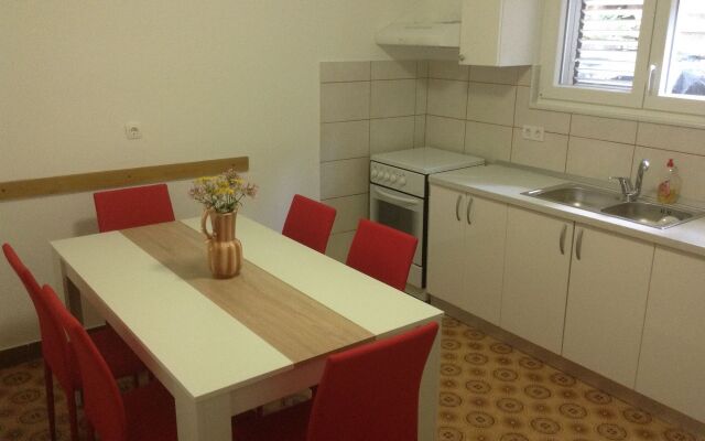 Apartment Bila - 15m from the sea: A1 Tisno, Island Murter