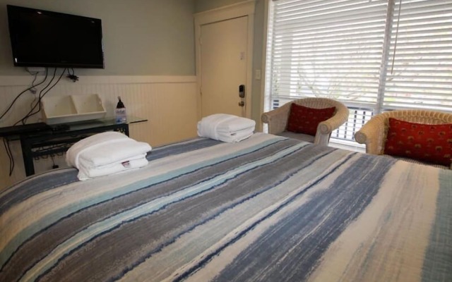 Newly Updated Poolside Studio Steps From Beach, Sandbar, & Tennis