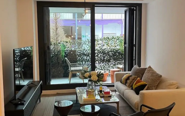 w Chic Urban 3BR w Sunny Terrace in Chueca