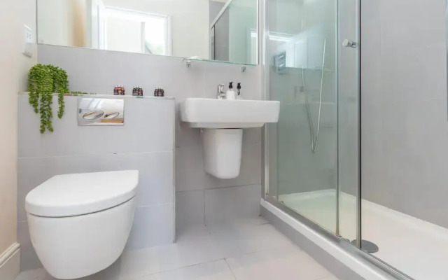 Modern Two Bedroom Apartment in Hammersmith - 203a, London