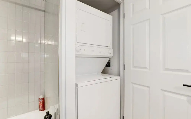 Elegant 2BR Apartment Minutes From DC