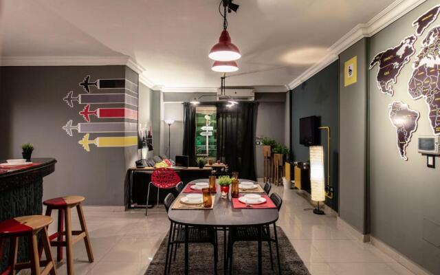 The Terminal 2 Stay - Steps From Nightlife and Airport