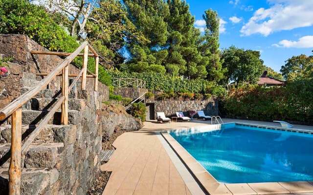 Luxurious Villa in Ragalna with Private Pool