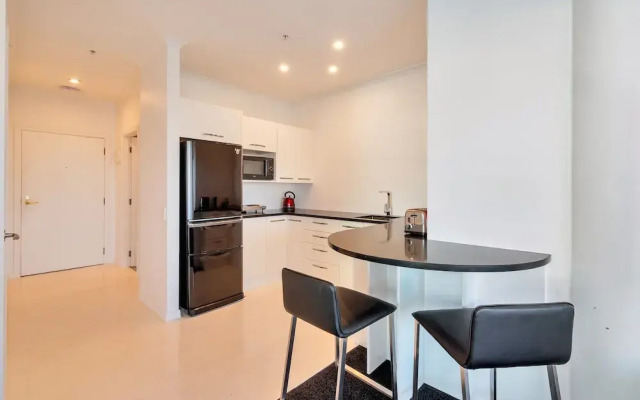 Stunning Harbour & City View Studio