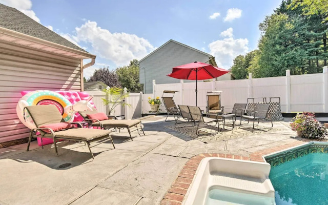 Bel Air Apartment w/ Pool ~ 2 Mi to Main St