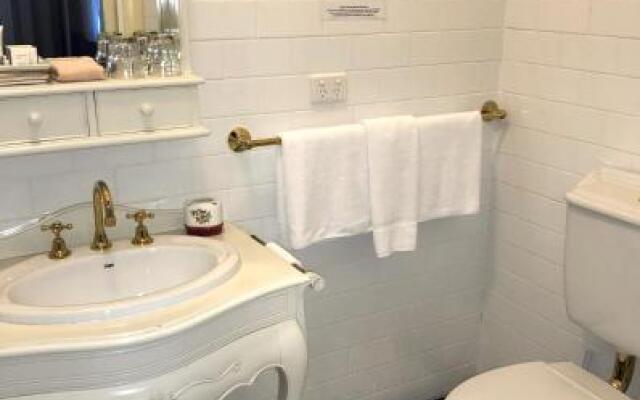 The Chalet Guesthouse And Studio