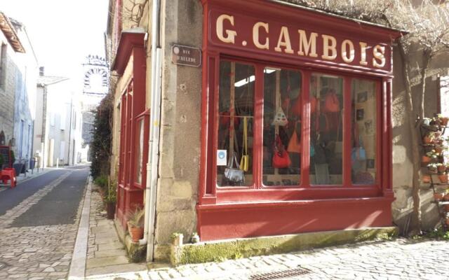 Maison atypique dans cité médiévale