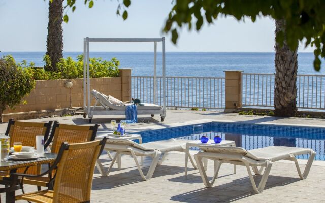 Sunset Beachfront Villa Meneou