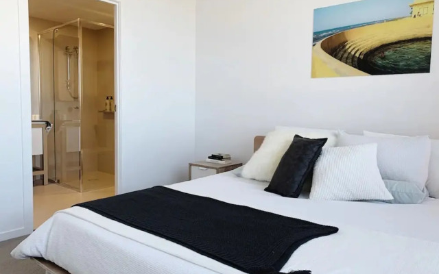 Modern 2 Bedroom Palm Beach Apartment With Ocean Views