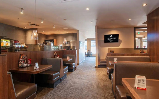 Stage West All-Suite Hotel & Theatre Restaurant