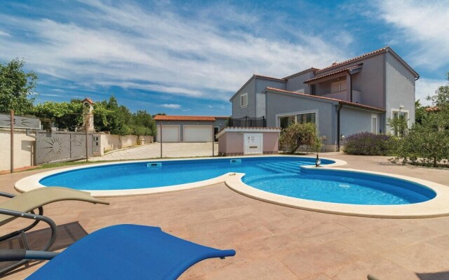 Beautiful Home in Pula With Wifi and 5 Bedrooms