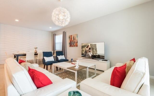 4-bedroom House w/ Private Pool - Great Location Home