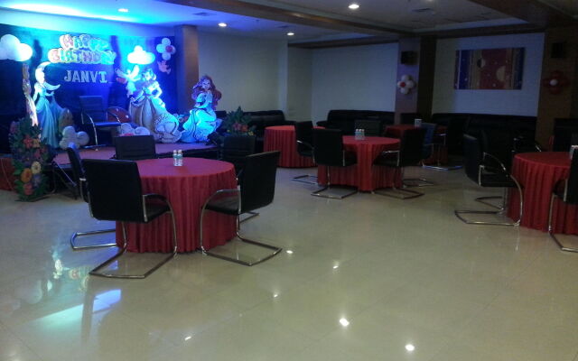 Hi5 Hotel & Experience