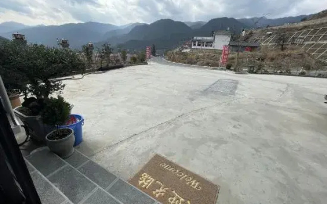 Hutiaoxia Town High Road Hiking Start House
