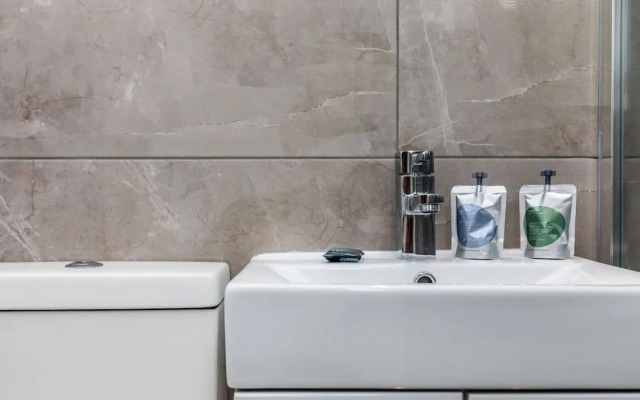Hazelgrove Apartment | By Huluki Sussex Stays