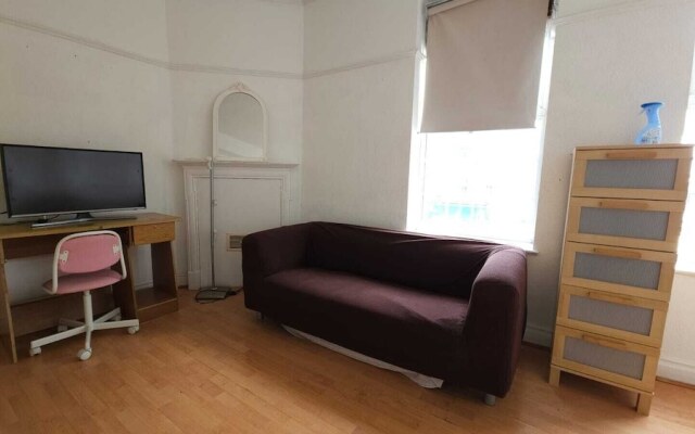 London Edgware Station Apartment