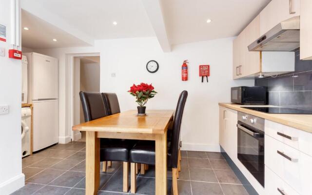 Gorgeous Town Centre Apt with Courtyard Garden