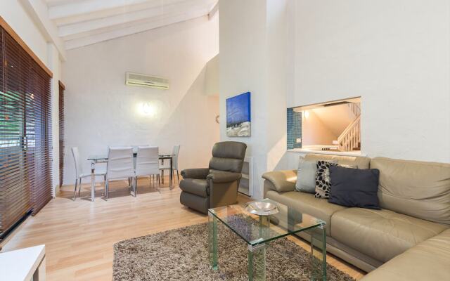 Como Mezzanine Retreat