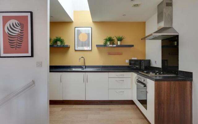 Beautiful Two Bedroom Coach House - Free Parking & Netlfix