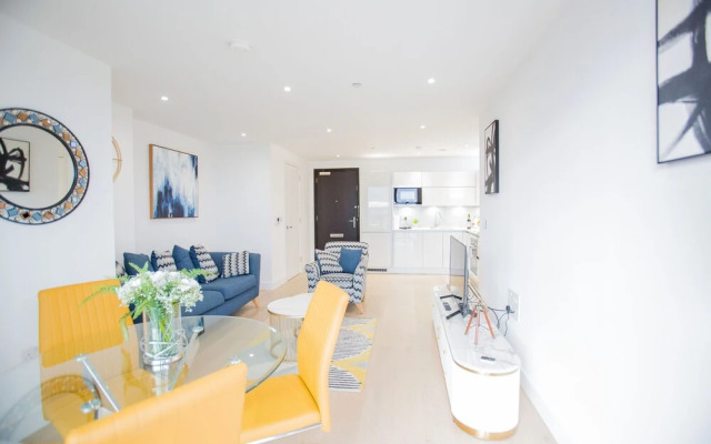 Canary Views One Bed and Bath Apartment