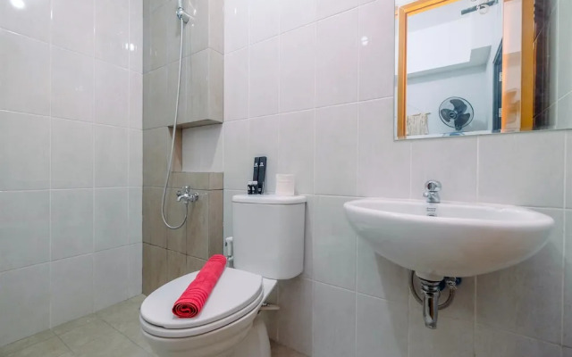 Comfort 1Br At Royal Heights Apartment