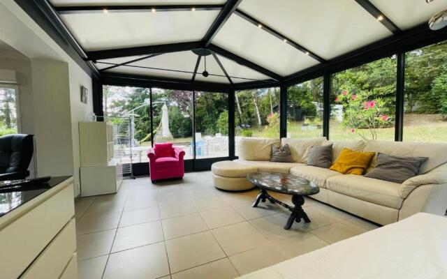 Large house 800 meters from Tours in lush greenery