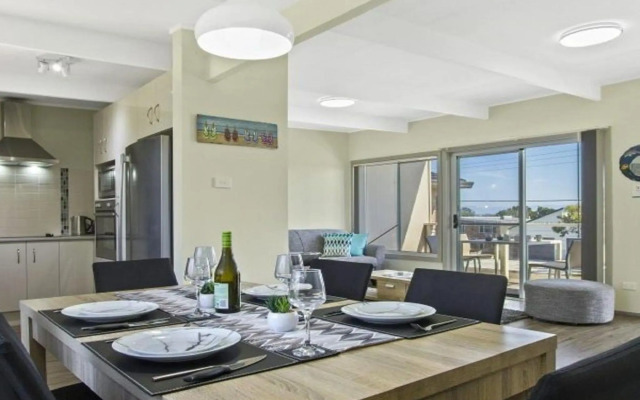 Dolphin Breeze - fully fenced and pet friendly