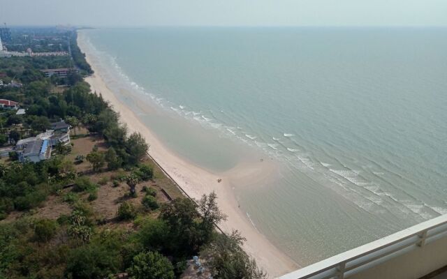 Cha-Am Grand Condotel by Frank