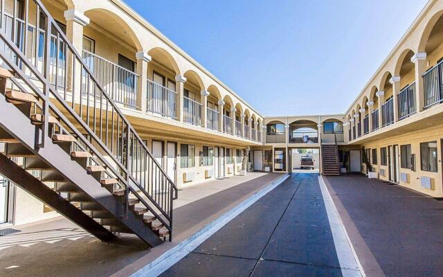 Rodeway Inn & Suites LAX