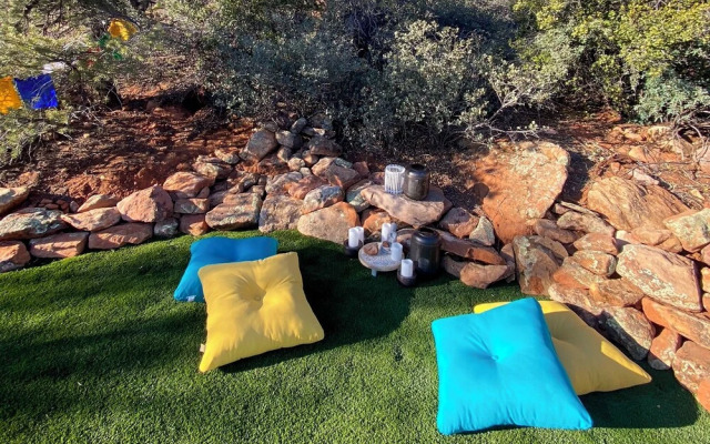 Amazing Views & On-site Hiking: Sedona Studio