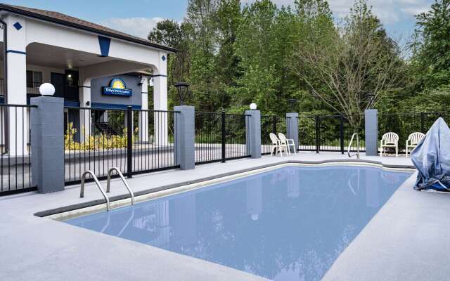 Days Inn by Wyndham Hamilton